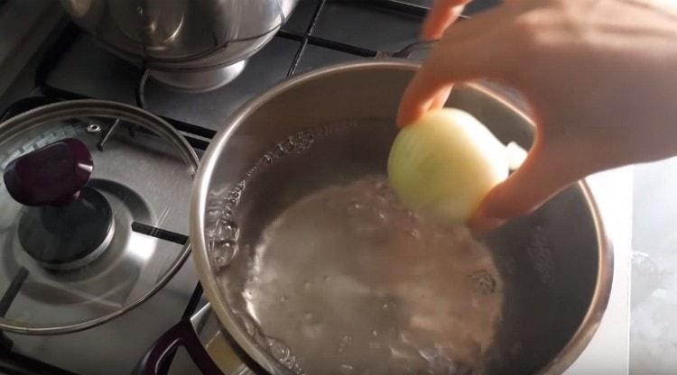 Die Zwiebel in kochendes Wasser werfen.