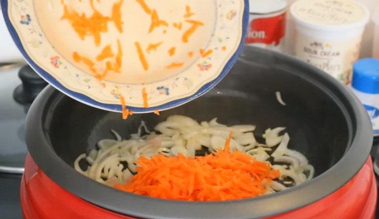След няколко минути добавете моркова към лука.