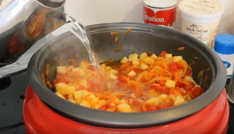 Versare le verdure con acqua bollente.