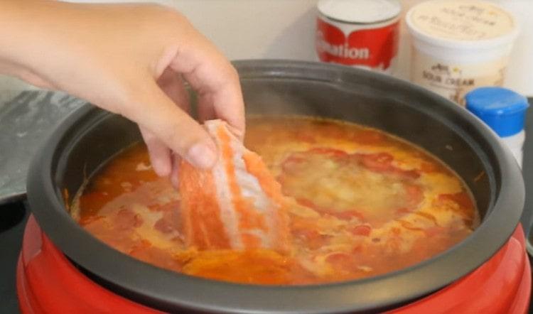 Die Suppe nach Belieben salzen. und dann Fischstücke hineinlegen.