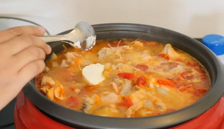 Στη σούπα σολομού που παρασκευάζεται σύμφωνα με αυτή τη συνταγή. στο τέλος, μπορείτε να προσθέσετε βαριά κρέμα γάλακτος ή ξινή κρέμα.