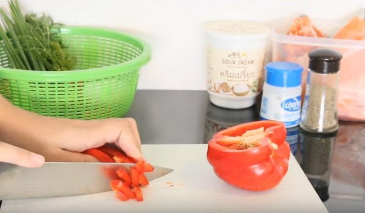 Paprika in kleine Stücke schneiden.
