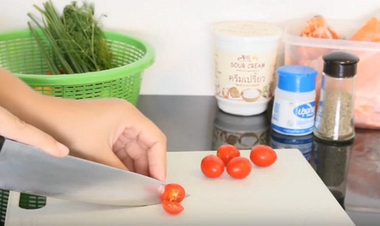 Нарязваме всеки чери домат на няколко парчета.