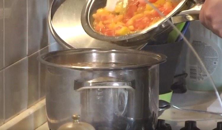 Προσθέστε το τηγάνισμα της πιπεριάς και της ντομάτας στο τηγάνι.