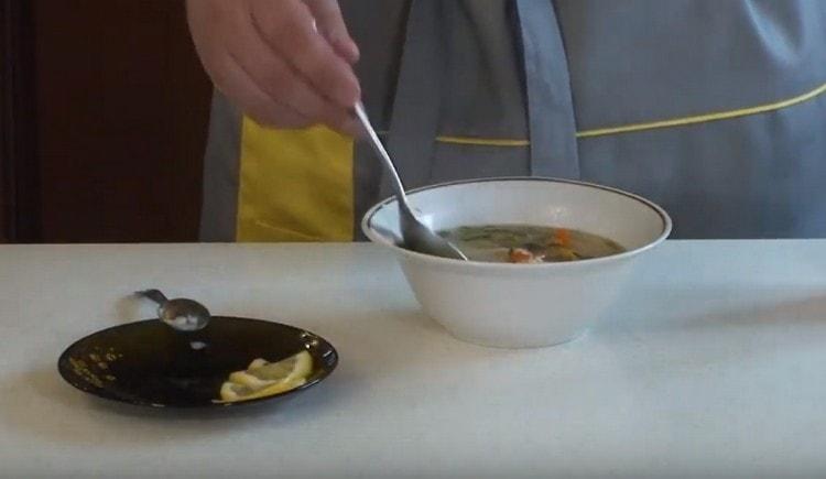 Aus dieser Forelle hergestellte Suppe wird normalerweise mit saurer Sahne und einer Zitronenscheibe serviert.