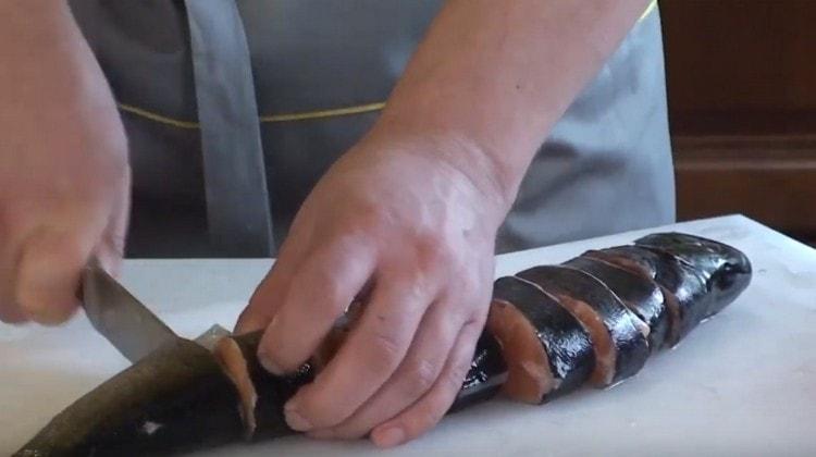 سمك السلمون المرقط نظيفة ومقطعة إلى شرائح لحم.