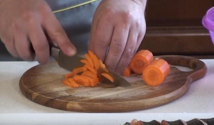 Karotten in Streifen schneiden.