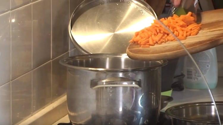 Поставете морковите в съд с вряла вода.