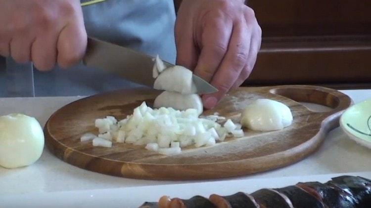 Hioma sipuli ja laita se keittoon.