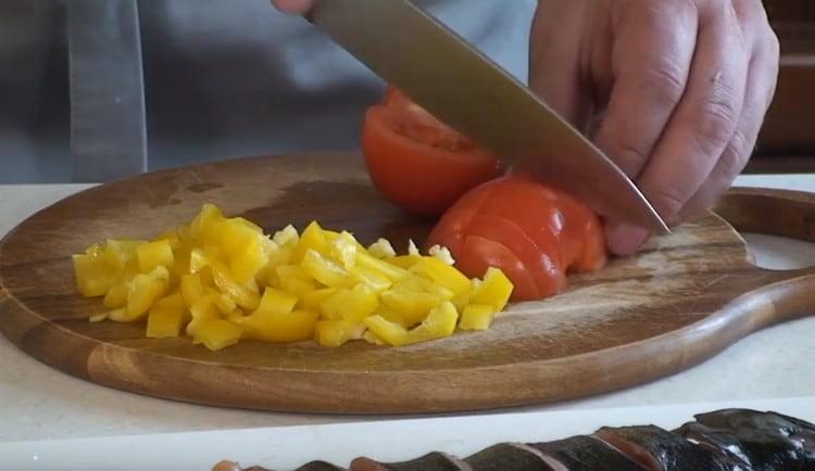 Leikkaa tomaatti neljään renkaaseen.