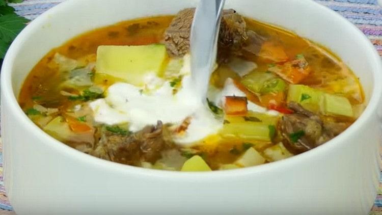 Una deliziosa zuppa di verdure con brodo di manzo può essere servita con panna acida.