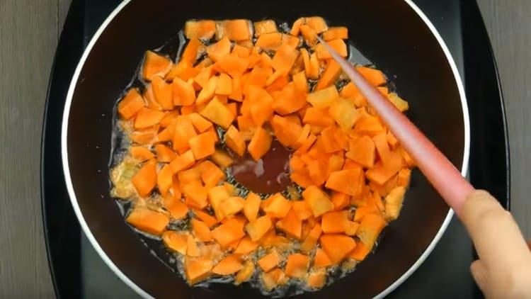 Leikkaa porkkanat viipaleiksi ja levitä ne pannulle.