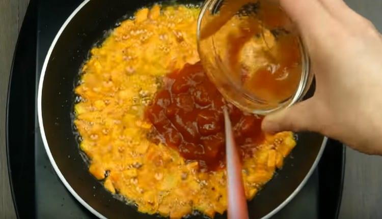Προσθέστε ψιλοκομμένες ντομάτες ή πάστα ντομάτας στα καρότα.