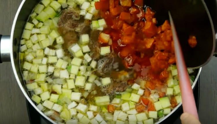 Kartoffeln, Zucchini in Würfel schneiden, in die Brühe geben, Erbsen, Fleisch und Braten dazugeben.