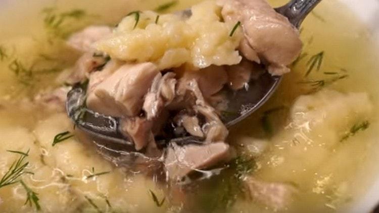 Prova questa semplice ricetta di zuppa di brodo di pollo.