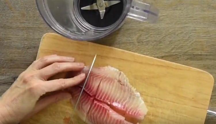 Tagliare il filetto di pesce a pezzi.