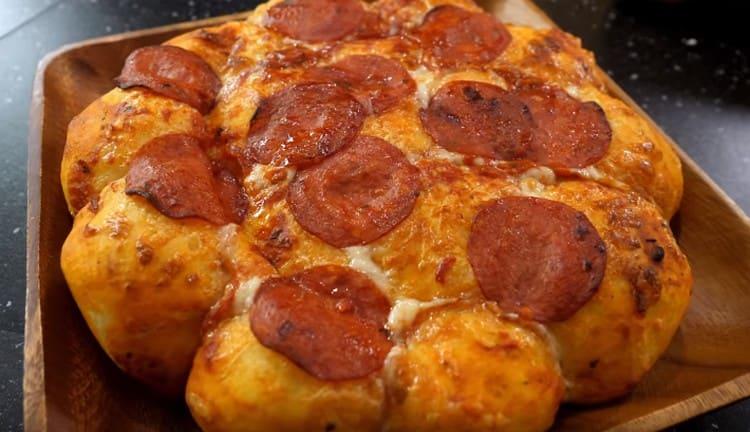 Такава оригинална пица със сирене със сигурност ще изненада вашите близки.
