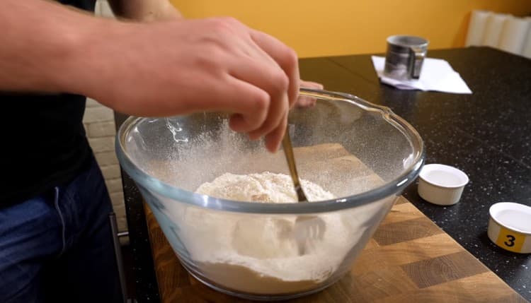 Για να προετοιμάσετε τη ζύμη, συνδυάστε το αλεύρι με ζάχαρη, αλάτι και μαγιά.