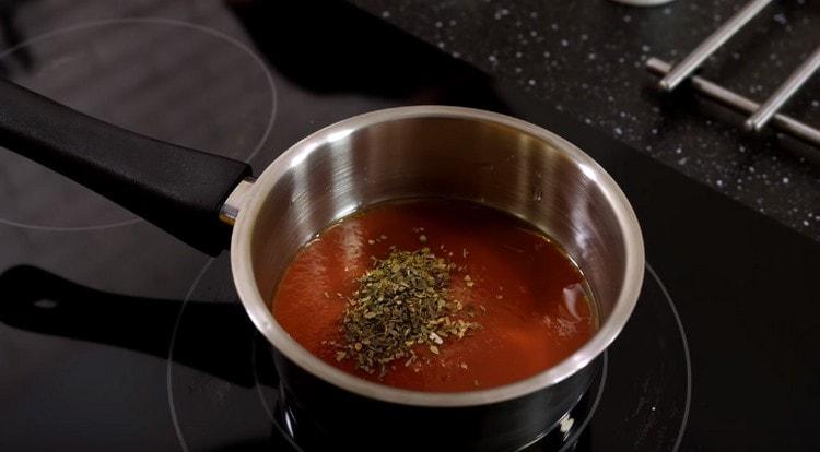 Gießen Sie Olivenöl, geriebene Tomaten, Salz und aromatische Kräuter in den Topf.