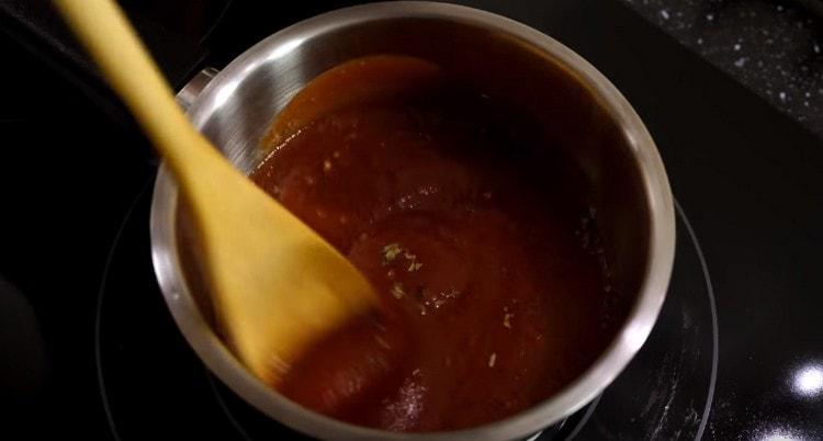 Kochen Sie die Sauce für einige Minuten unter Rühren.