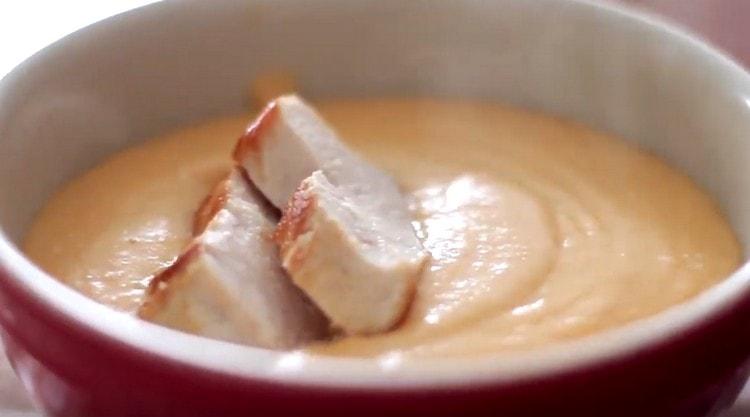 Come puoi vedere, la ricetta di una tale zuppa di formaggio con pollo sarà padroneggiata anche da un cuoco principiante.