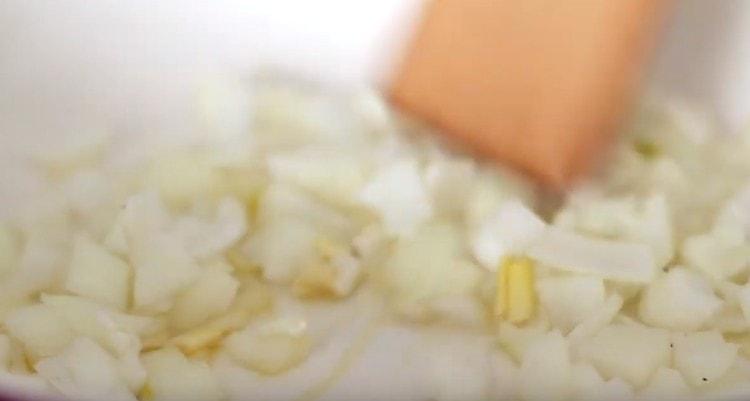 In una padella con olio vegetale, friggi le cipolle fino a renderle trasparenti.