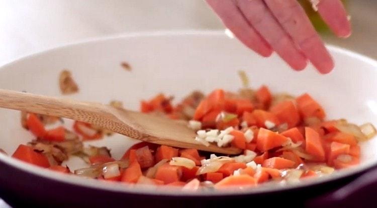 Όταν το τηγάνισμα είναι σχεδόν έτοιμο, προσθέστε ψιλοκομμένο σκόρδο.