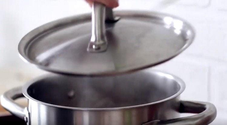 اترك الحساء ليطبخ تحت الغطاء لمدة 10 دقائق.