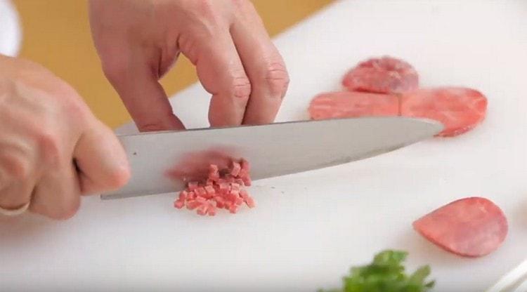 Supjaustytą šaldytą mėsą supjaustykite labai mažu kubeliu.