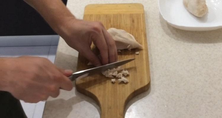 Нарежете готовото пиле на малки парченца.