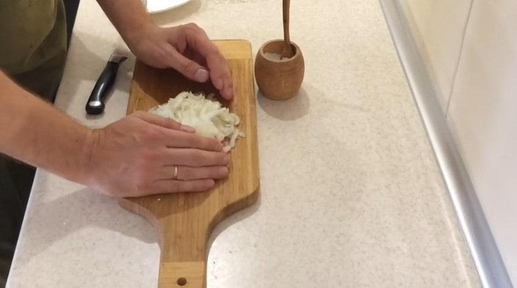 Vágja meg a hagymát vékonyra, sózzuk és gyúrjuk egy kicsit kézzel.