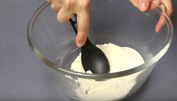 V misce rozetřete tvaroh s cukrem, solí a vanilkovou sahaorm.