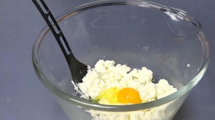 Προσθέστε το αυγό και ανακατέψτε τη μάζα.