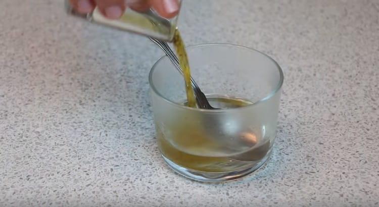 Per l'impregnazione combiniamo acqua calda con zucchero, aggiungendo cognac se lo si desidera.