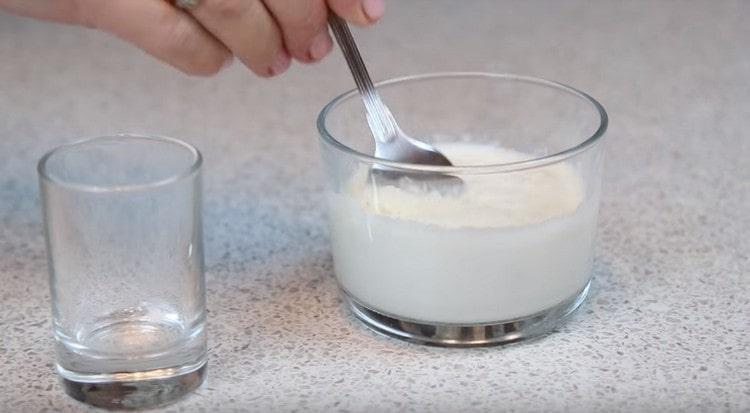Разтворете желатина в горещо мляко.