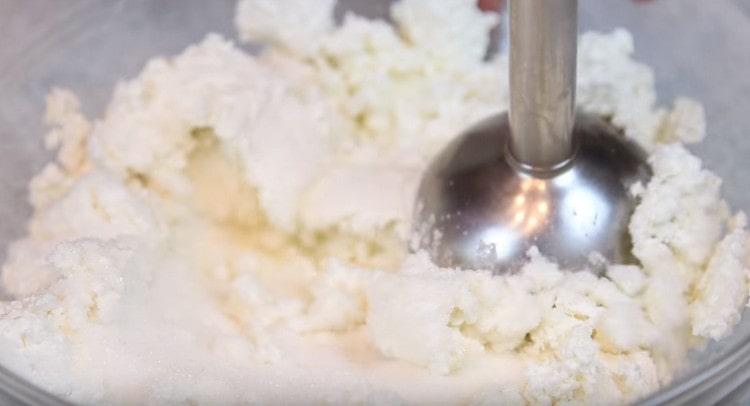 Keskeytämme raejuuston sokerilla käsisekoittimella.
