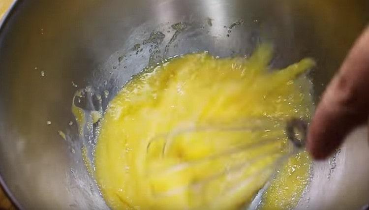 Προσθέστε ζάχαρη βανίλιας στη μάζα των αυγών και ανακατέψτε.