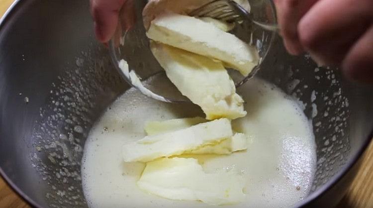 Přidejte změkčené máslo a míchejte, dokud nebude hladké.