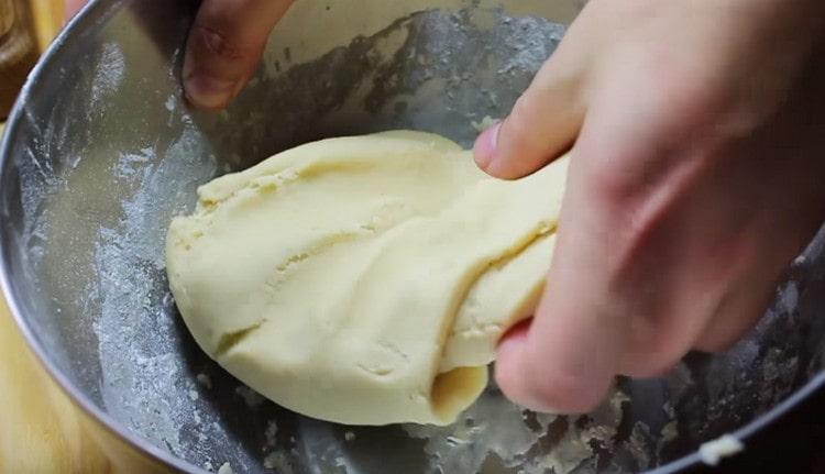 Омесете гладко пластмасово тесто с ръце.