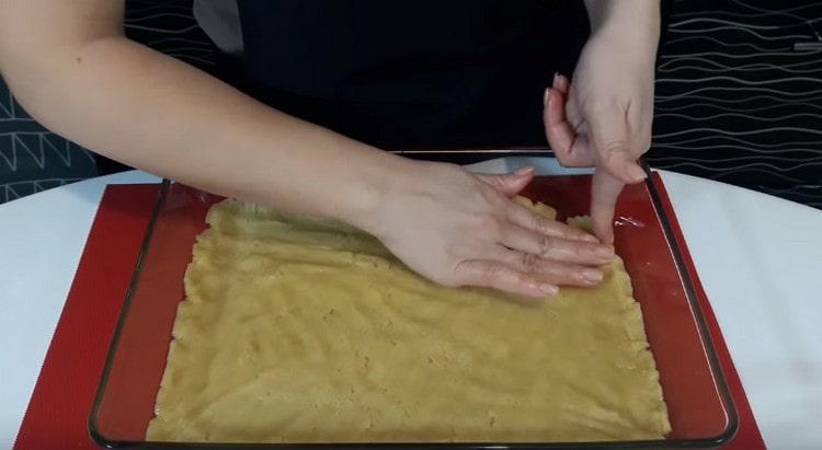 Големите им части от тестото правят основата за тортата.