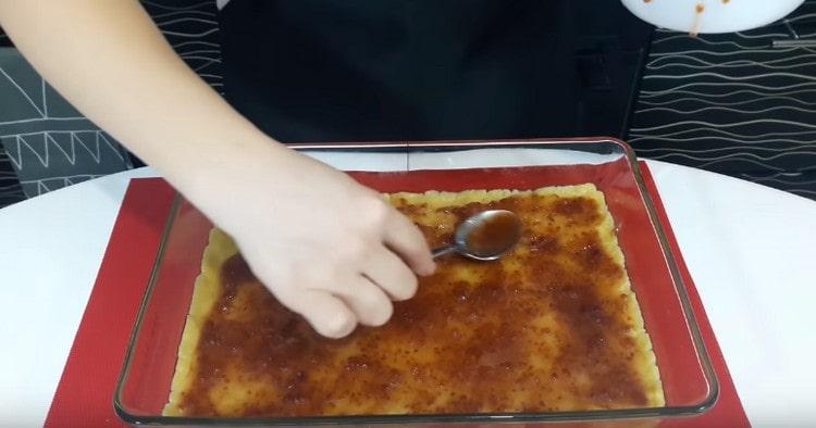 Lubrificare la base della torta con marmellata.