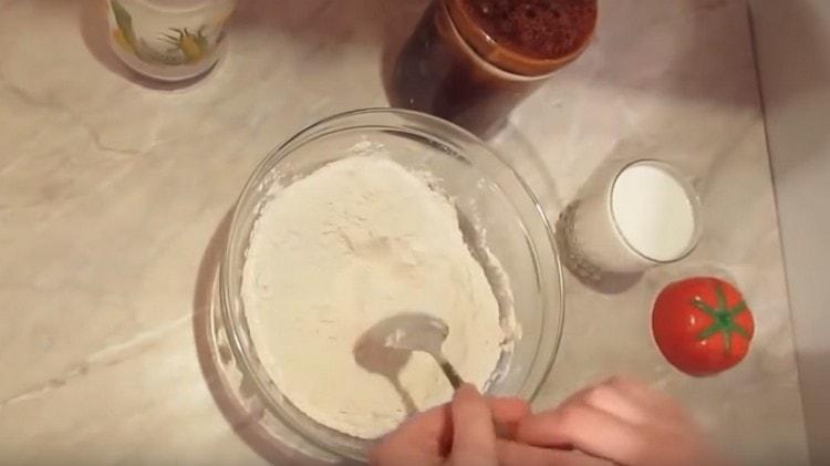 Комбинирайте брашното със солта и разбъркайте.