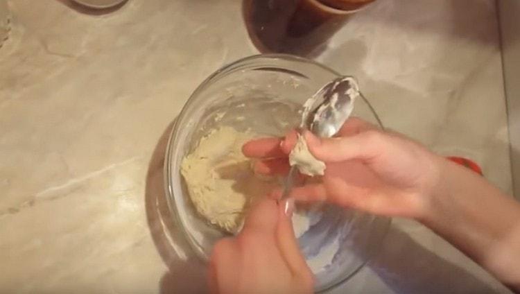 Αφαιρέστε προσεκτικά τη ζύμη που προσκολλάται στο κουτάλι με τα χέρια σας.