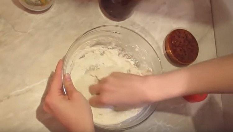 Добавете още брашно и омесете тестото, докато се получи хомогенна гладка маса.