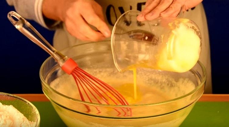 Esittelemme suolaa ja sulatettua margariinia, sekoitetaan.