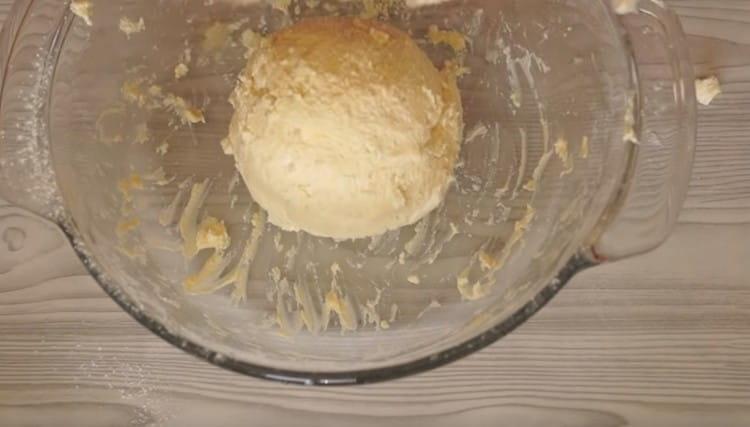 Barregeu la mantega amb la farina i recolliu-la en un terròs.
