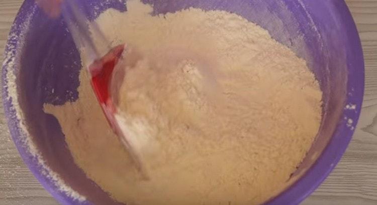 Setaccia la farina in un'altra ciotola, aggiungi sale.