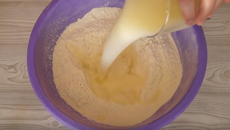 Сложете течността в брашното и омесете тестото.