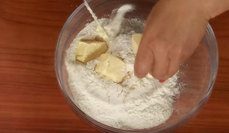 supilkite miltus į dubenį. į jį įdėkite riekelių šalto sviesto.