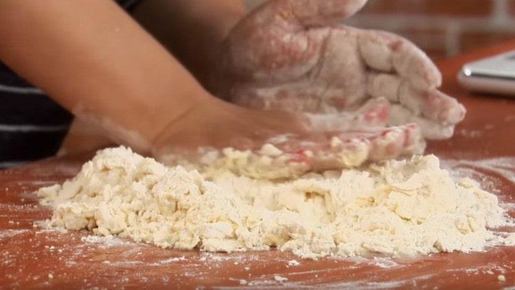 Versare una miscela di farina e olio sulla superficie di lavoro e, aggiungendo gradualmente acqua, strofinarla con il dorso della mano.